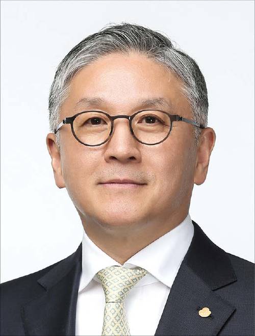 1959년생/ 한양대 경영학과/ 서던캘리포니아대 대학원 경영학 석사/ 2010년 오뚜기 회장(현)