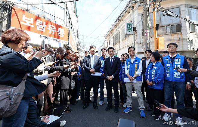 (서울=뉴스1) 최지환 기자 = 정원오 더불어민주당 서울시장 후보가 29일 오전 서울 성북구 장위14 주택 재개발 구역을 찾아 부동산 공약 발표를 앞두고 현장을 점검하고 있다. 2026.4.29/뉴스1 Copyright (C) 뉴스1. All rights reserved. 무단 전재 및 재배포, AI학습 이용 금지. /사진=(서울=뉴스1) 최지환 기자