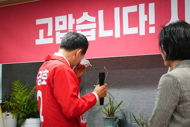 추경호 후보가 인사말을 하는 도중 뒤돌아 서서 눈물을 훔치자 추 후보의 부인 김희경씨가 휴지를 건내주고 있다. /추경호 후보 캠프 제공