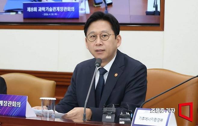배경훈 과기부총리 겸 과학기술정보통신부 장관이 30일 서울 종로구 정부서울청사에서 열린 과학기술관계장관회의에 참석, AI 대전환 시대 데이터 정책 추진방향 등 현안에 대해 발언하고 있다. 2026.4.30 조용준 기자