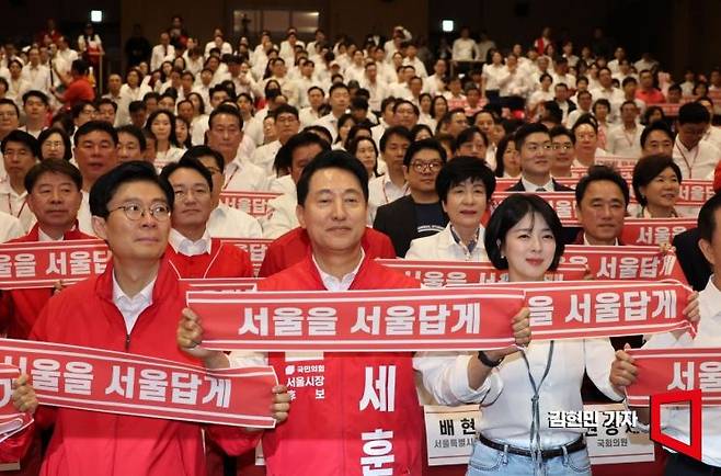 오세훈 국민의힘 서울시장 후보와 배현진 서울시당위원장을 비롯한 참석자들이 30일 국회 의원회관에서 열린 제9회 전국동시지방선거 서울시당 필승결의 및 공천자대회에서 구호를 외치고 있다. 2026.4.30 김현민 기자