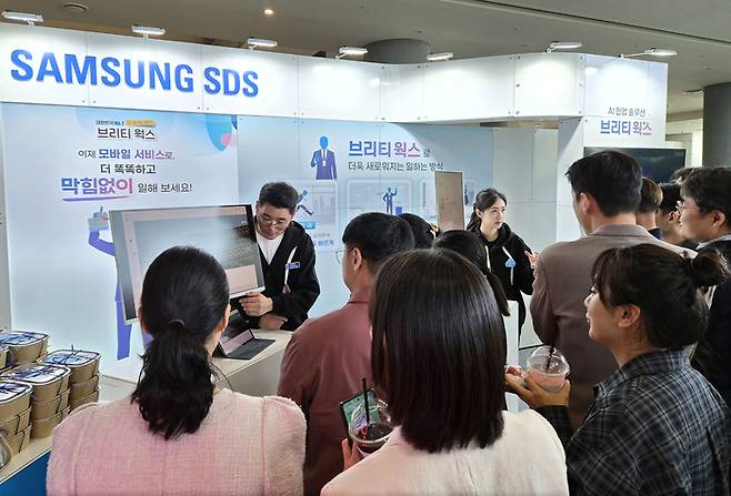 정부세종청사에 설치된 삼성SDS 브리티웍스 부스에서 공무원들이 설명을 듣고 있다.