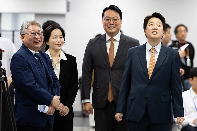 개혁신당 소속 조응천 전 의원이 28일 서울 여의도 국회 소통관에서 6·3 지방선거 경기도지사 선거 출마선언 기자회견에 앞서 지도부와 대화하고 있다. 왼쪽부터 조 전 의원, 이주영 정책위의장, 천하람 원내대표, 이준석 대표. 뉴스1