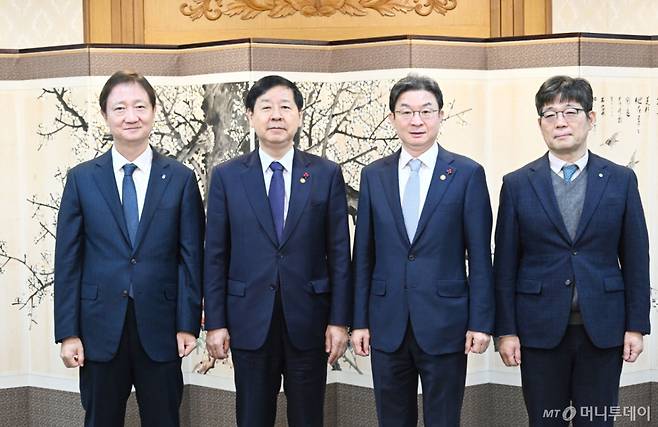 (서울=뉴스1) = 구윤철 부총리 겸 기획재정부 장관이 18일 서울 종로구 정부서울청사에서 열린 시장상황점검회의 시작에 앞서 이찬진 금융감독원장, 이억원 금융위원장, 유상대 한국은행 부총재와 기념 촬영을 하고 있다. (기획재정부 제공. 재판매 및 DB 금지) 2025.12.18/뉴스1 Copyright (C) 뉴스1. All rights reserved. 무단 전재 및 재배포, AI학습 이용 금지. /사진=(서울=뉴스1)
