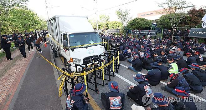 사고 화물차 (진주=연합뉴스) 김동민 기자 = '화물연대 사망 조합원 진상규명 및 책임자 처벌 촉구 결의대회'가 열린 지난 21일 오후 경남 진주시 정촌면 BGF로지스 진주센터 주변에 전날 발생한 차 사고의 화물차가 주차돼 있다. 2026.4.21 image@yna.co.kr