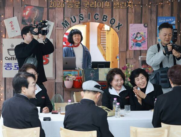 종로구가 홀로 적적한 시간을 보내는 어르신들이 친구 만들기 활동에 참여해 외로움을 덜어내고 행복한 노후를 보내길 바라는 마음에서 마련한 한 행사에서 참가자들이 교복을 입고 대화를 나누고 있다. 2026. 04. 02 연합뉴스