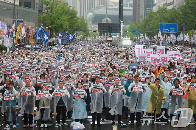 민주노총 조합원들이 1일 오후 서울 종로구 숭례문 인근에서 가진 2025 세계 노동절 대회에서 구호를 외치고 있다. 2025.5.1 ⓒ 뉴스1 김진환 기자