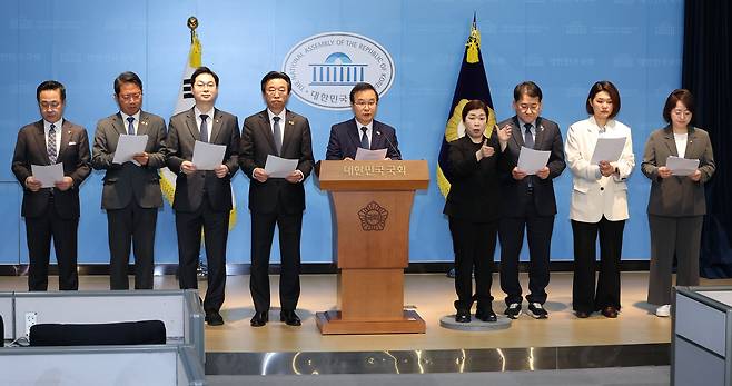 윤석열 정권 정치검찰 조작기소 진상규명을 위한 국정조사 특별위원회 소속 더불어민주당·조국혁신당·진보당 의원들이 17일 국회 소통관에서 "어제 청문회를 통해 대장동 사건이 보수언론과 정치검찰에 의해 설계된 조작이었음이 입증됐다"며 "특검을 통해 응분의 책임을 묻겠다"고 밝히고 있다. /연합뉴스