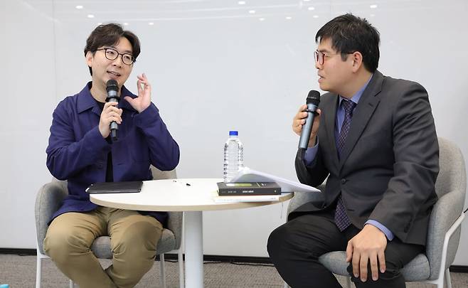 소설가 문지혁이 지난 30일 서울 중림동 한국경제신문에서 열린 '아르떼 살롱'에서 강연하고 있다. 김범준 기자