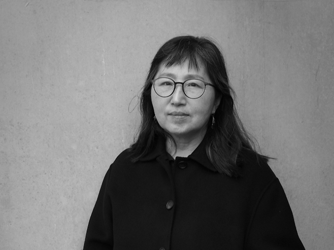 <DMZ 콜로니>는 최돈미 시인의 ‘KOR-US’(한-미) 3부작 중 하나로, 국내 번역된 그의 첫 시집이다. 그는 이 책으로 2020년 전미도서상를 받았다. ⓒ Dirk Skiba