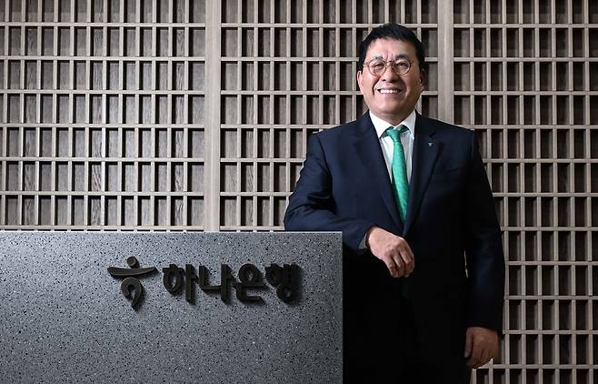김진우 하나은행 자산관리그룹 부행장이 29일 오후 서울 중구 하나은행 본점에서 인터뷰에 앞서 포즈를 취하고 있다. 이상섭 기자
