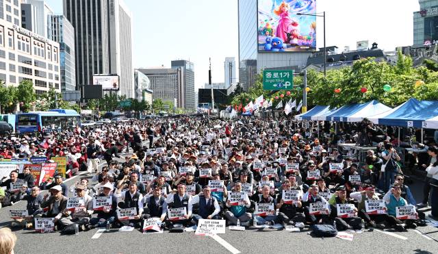 ▲1일 서울 종로구 동화면세점 앞에서 열린 2026 세계노동절대회에서 전국민주노동조합총연맹 조합원들이 구호를 외치고 있다. ⓒ연합뉴스