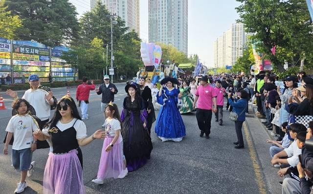 1일 익산 중앙체육공원 일원에서 ‘2026 익산 서동축제’를 알리는 ‘그레이트 썸 퍼레이드’가 펼쳐지고 있다./사진=송승욱 기자