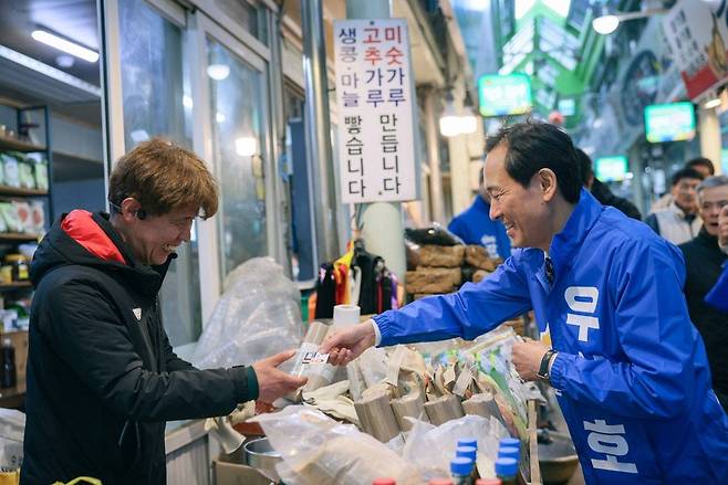 지난달 19일 태백 황지시장에서 도민들을 만난 우상호 더불어민주당 강원도지사 후보의 사진(우상호 캠프 제공)