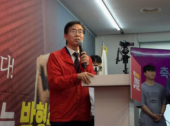 (부산=뉴스1) 이주현 기자 = 2일 부산진구 동아빌딩에서 열린 박형준 국민의힘 부산시장 선거 사무소 개소식에서 조경태 국회의원이 축사를 하고 있다.2026.5.2/뉴스1