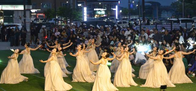제33회 연천 구석기축제 첫날인 2일 전곡역 광장 일대에서 ‘전곡랜드 카니발’이 펼쳐지고 있다. 올해 축제는 전곡리 유적뿐 아니라 전곡역과 전곡시장 등 지역 상권으로 동선을 넓혔다. 개막 축하 거리공연과 퍼레이드가 전곡역에서 축제장까지 이어졌고, 축제·주요 관광지·인근 상권 식사를 묶은 관광 상품과 전곡시장을 지나는 시티투어버스도 운영돼 방문객들이 축제장 밖 연천까지 함께 둘러볼 수 있도록 했다.조주현기자