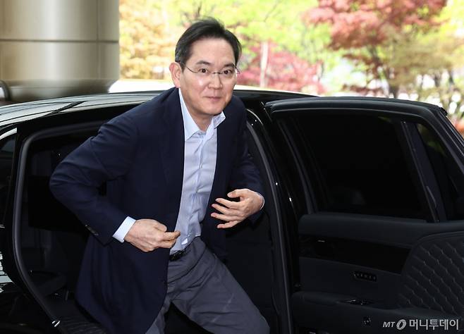 이재용 삼성전자 회장이 지난달 19일 오후 서울 강서구 김포비즈니스항공센터에서 이재명 대통령의 인도·베트남 순방 경제사절단 동행을 위해 출국하고 있다. /사진=뉴스1 /사진=(서울=뉴스1) 김민지 기자