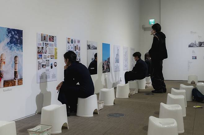 부산의 독특한 세신 풍습부터 목욕탕 주인의 철학까지 만날 수 있는 전시 ‘목욕탕 해부학 : BUSAN’ 현장. 로얄앤코