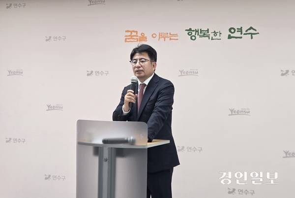 최근 중앙당으로부터 인천 연수구갑 국회의원 보궐선거 후보로 단수 공천된 박종진 인천시당위원장이 3일 연수구청 브리핑룸에서 출마 선언 기자회견을 하고 있다. 2026.5.3 /김희연기자 khy@kyeongin.com