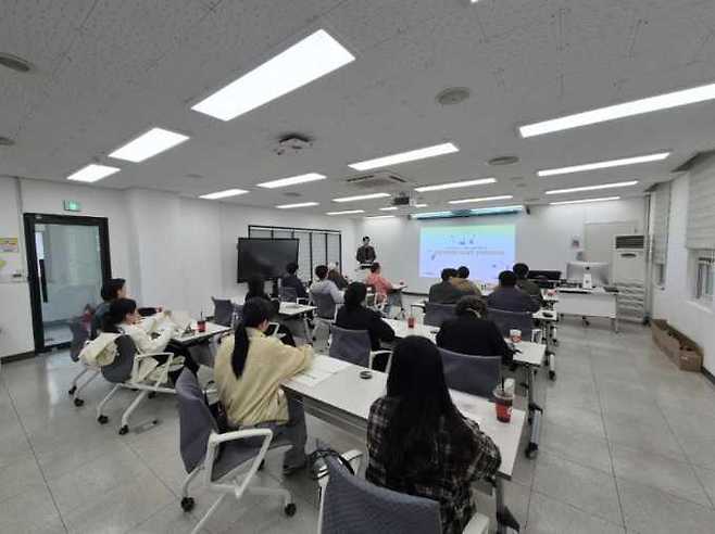 구미시가 소상공인들을 대상으로 한 로컬 팩 지원 사업 오리엔테이션. /구미시 제공