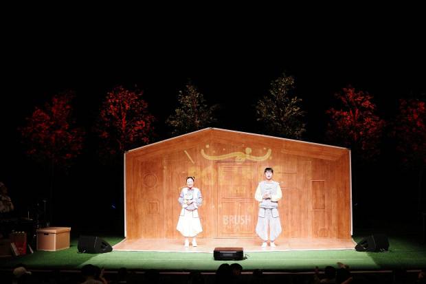 지난 2일 포항 효자아트홀에서 열린'폴리팝' 공연에서 배우들이 멋진 무대를 선보이고 있다. 포스코 제공