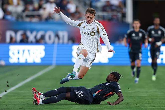 May 2, 2026; San Diego, California, USA; San Diego FC defender Manu Duah (26) tackles the ball away from Los Angeles Football Club forward Nathan Ordaz (27) during the first half at Snapdragon Stadium. Mandatory Credit: Chadd Cady-Imagn Images
<저작권자(c) 연합뉴스, 무단 전재-재배포, AI 학습 및 활용 금지>
