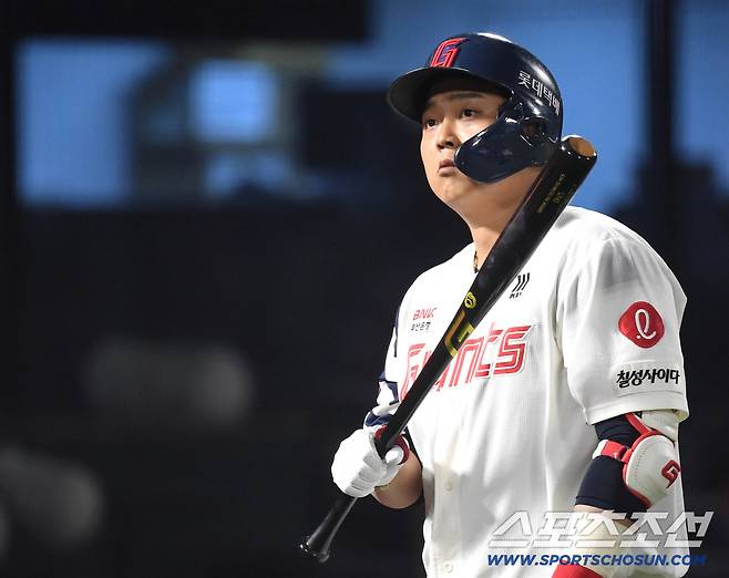 29일 부산 사직야구장에서 열린 롯데와 키움의 경기. 6회말 2사 1, 3루. 삼진을 당한 후 타석을 물러나는 롯데 한동희. 부산=송정헌 기자songs@sportschosun.com/2026.04.29/