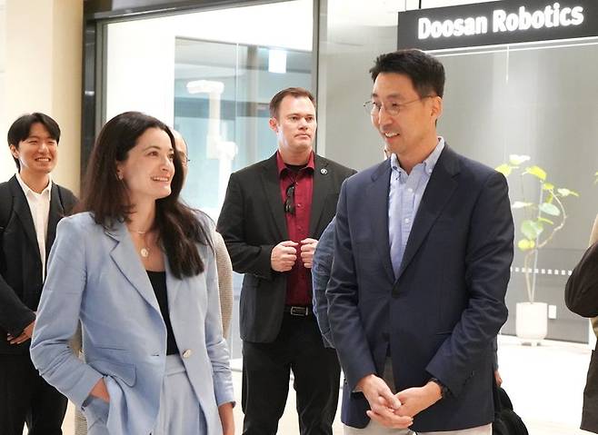 4월 29일 성남구 분당구 소재 두산로보틱스 이노베이션 센터에서 두산로보틱스 김민표 대표와 엔비디아 매디슨 황 수석 이사가 대화를 나누고 있다. 두산로보틱스 제공