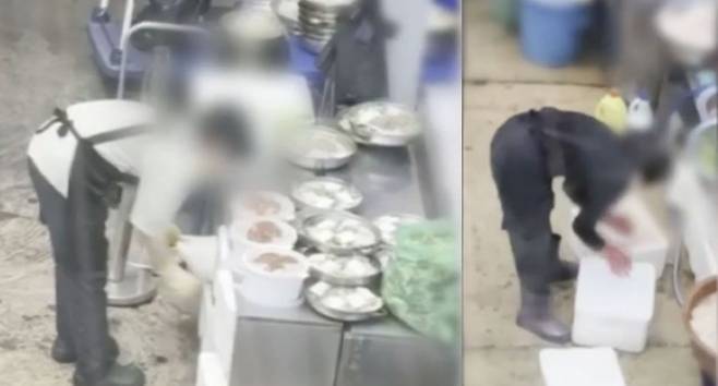 세척한 얼음을 스티로폼 상자에 채워 넣는 장면(왼)과 상자에 있던 얼음을 꺼내 손질된 생선 위에 붓고 있는 장면./사진=JTBC 사건반장 캡처