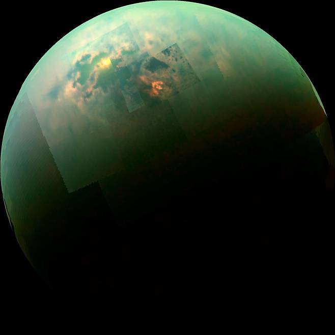 미국 항공우주국(NASA) 무인 탐사선 카시니호가 촬영한 ‘타이탄’ 사진. 따로 촬영한 여러 장을 모자이크 형태로 붙였다. 타이탄 북극 주변에서 밝게 빛나는 부위가 바다다. NASA 제공