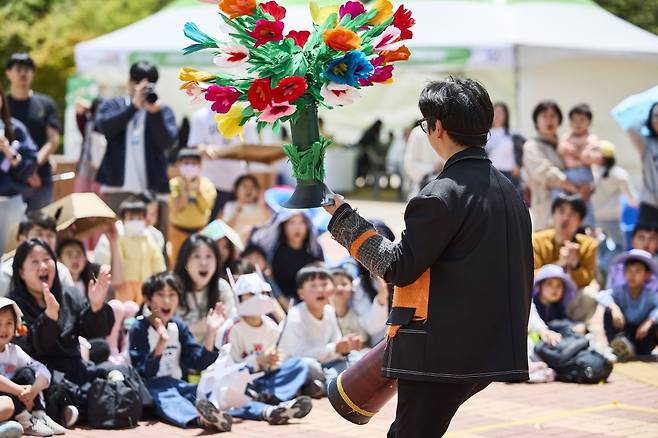 2025년 어린이날을 맞아 국립부산과학관에서 열린 ‘칠(chill)한 퍼포먼스’ 풍선아트쇼에서 어린이들이 공연을 즐기고 있다. 국립부산과학관 제공