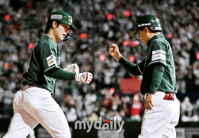 24일 오후 인천 SSG랜더스필드에서 진행된 '2026 프로야구 KBO리그' SSG랜더스와 KT위즈의 경기. SSG 최정이 6회말 2사에서 솔로홈런을 터뜨린 뒤 베이스를 돌고 있다./마이데일리