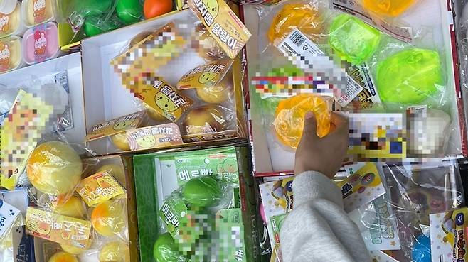 서울 종로구 창신동 문구·완구 시장에서 손님들이 매대에 놓인 ‘말랑이’를 만져 보고 있다. 전민 인턴기자