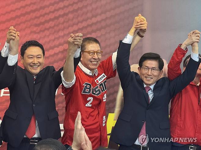 국힘 지도부 총출동한 박형준 캠프 개소식 (부산=연합뉴스) 김선호 기자 = 2일 오전 부산 서면의 한 빌딩에서 열린 박형준 국민의힘 부산시장 후보 선거 개소식에서 장동혁 대표 등 국힘 지도부가 총출동해 파이팅을 외치고 있다. 2026.5.2 wink@yna.co.kr