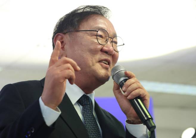 ▲ 더불어민주당 김태년 의원이 3일 오후 경남 창원시 성산구 중앙동 더불어민주당 김경수 경남지사 후보 캠프에서 열린 '김 후보 캠프 개소식'에서 축사하고 있다. /연합뉴스