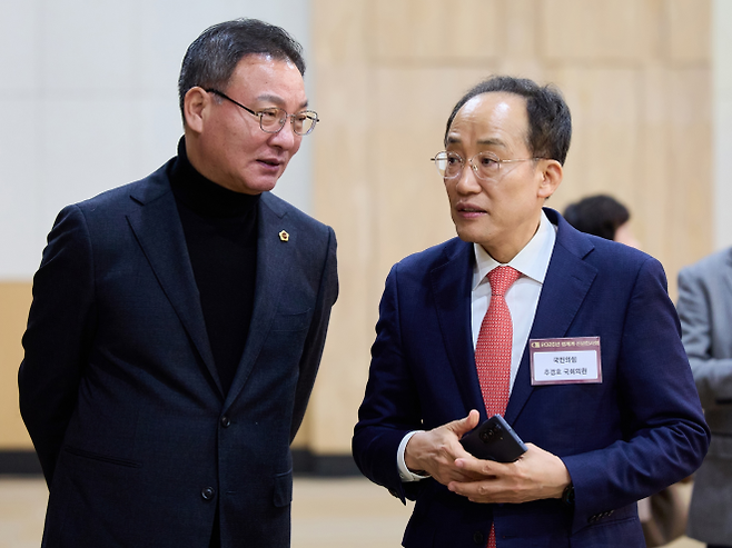 국민의힘 대구시장 후보로 나선 추경호 전 경제부총리(오른쪽)와 선거대책위원회 수석대변인으로 발탁된 하중환 대구시의회 운영위원장이 대화를 나누고 있다. 1998년 박근혜 전 대통령의 정치 입문 시절부터 현장을 지켜온 하 수석대변인은 2016년 추 후보의 첫 선거부터 10년째 지근거리를 지켜온 핵심 복심으로 꼽힌다. 추 후보는 이번 대변인단 인선을 통해 지역 사정에 밝고 정무 감각이 탁월한 하 위원장을 전면에 배치하며 본격적인 본선 소통 행보에 박차를 가하고 있다. <영남일보 DB>