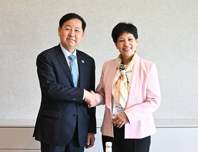 한.중.일 재무장관회의, ASEAN+3 재무장관회의 및 아시아개발은행(ADB) 연차총회 참석차 우즈베키스탄 사마라칸트를 방문중인 구윤철 부총리 겸 재정경제부 장관이 5월 3일(현지시간) 실크로드 호텔에서 인드라니 라자 싱가포르 재무부 제2장관과 면담에 앞서 악수하며 기념사진을 찍고 있다.(재정경제부)