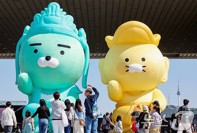 어린이날을 하루 앞둔 4일 서울 용산구 국립중앙박물관 열린마당에 설치된 ‘반가라춘상’ 앞에서 시민들이 사진을 찍고 있다. 2026.5.4 ⓒ 뉴스1 조연우 인턴기자