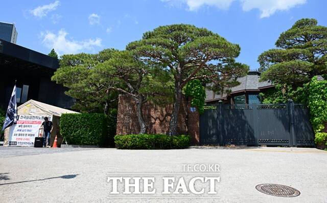 전삼노가 4일 서울 용산구 이재용 삼성전자 회장의 자택 앞에서 8일째 천막 농성을 이어가고 있다. /이새롬 기자