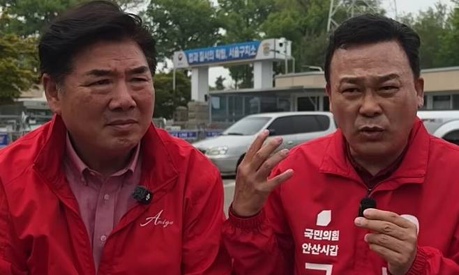 경기 의왕시 서울구치소 앞에서 대담하는 고성국씨(왼쪽)와 김석훈 경기 안산갑 국민의힘 후보. 고성국티브이(TV) 갈무리