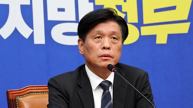 기자간담회 하는 조승래 사무총장