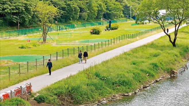 28일 경기 성남시 하천변에 조성된 파크골프장. 그물망 하나로 산책로와 구분돼 있어 소음과 안전 문제가 우려된다는 민원이 자주 발생하고 있다. 성남=최혁 기자