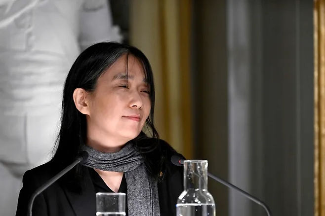 한강 작가가 2024년 스웨덴 아카데미에서 ‘2024 노벨문학상 수상자 강연’을 하고 있다. 로이터 연합뉴스