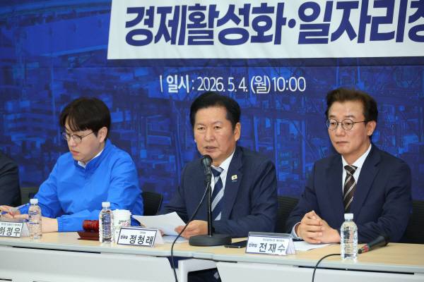 더불어민주당 정청래 대표가 4일 부산항 국제전시컨벤션센터에서 열린 부산 현장 최고위원회에서 발언하고 있다. 연합뉴스