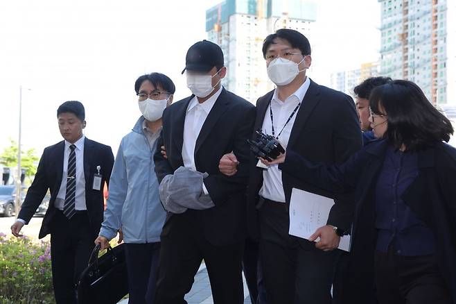 4일 오전 경기도 남양주시 의정부지방법원 남양주지원에서 김창민 영화감독 상해치사 사건 피의자(가운데)가 구속 전 피의자 심문(영장실질심사)을 위해 법정으로 이동하고 있다.