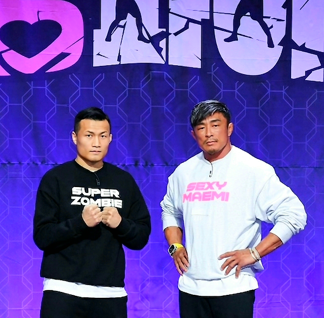 정찬성과 한국계 일본인 아키야마 요시히로(추성훈)가 2022년 12월 격투 예능프로그램 ‘순정파이터’ 제작발표회 촬영에 응하고 있다. 둘은 UFC 출신이라는 공통점이 있다. 사진=SBS 제공
