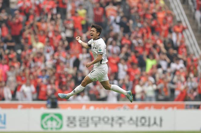 강원 김대원이 2일 인천과 원정경기서 선제골을 넣은 뒤 기뻐하고 있다. 사진제공|한국프로축구연맹