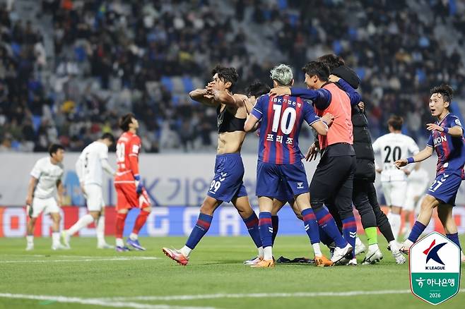 하정우(99번)가 아스널 공격수 빅토르 요케레스 세리머니를 따라하고 있다. /사진=한국프로축구연맹 제공