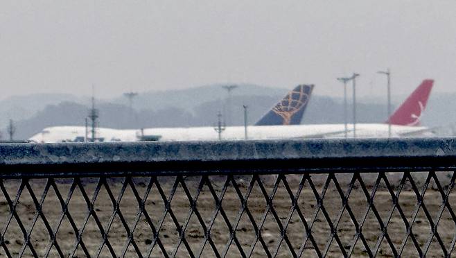 ▲ 화물기로 개조하기 위해 인천공항 첨단복합항공단지에 첫 입고된 보잉 777-300ER 기종의 여객기(꼬리 날개 붉은색). /김기성 기자 audisung@incheonilbo.com
