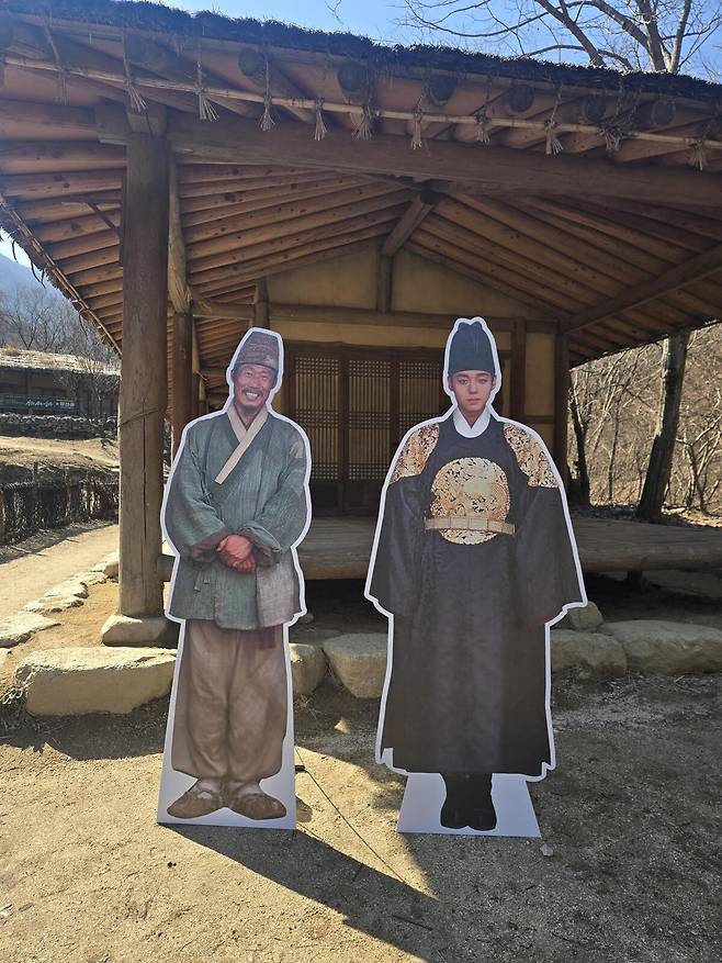 영화 ‘왕과 사는 남자’ 촬영지인 문경새재 드라마 오픈 세트장 ‘광천골’에 세운 영화 주인공 등신대. /문경시 제공